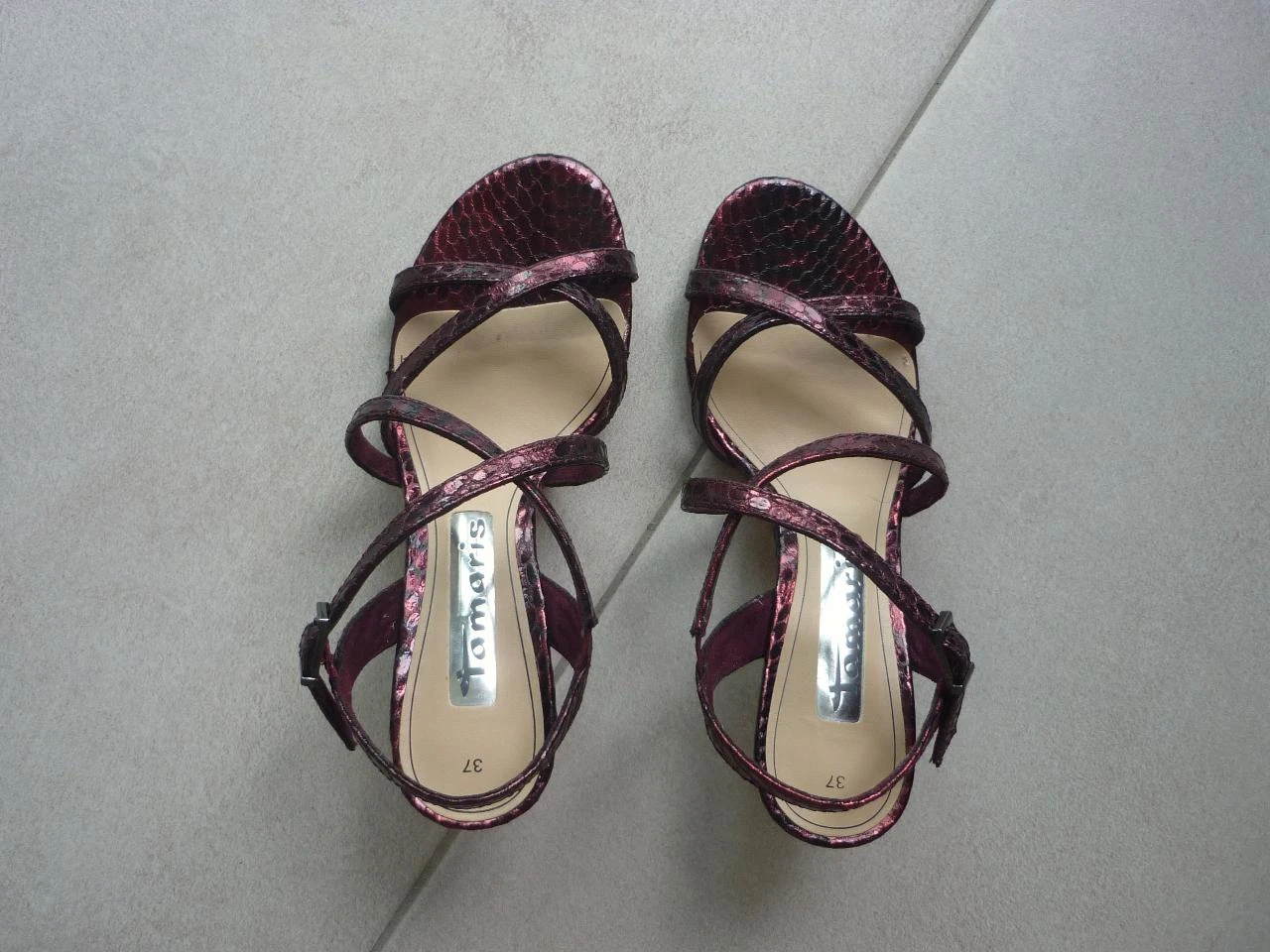 Sapatos de salto vermelho metálico bordô com tiras da Tamaris Tamanho 37 – photo 6